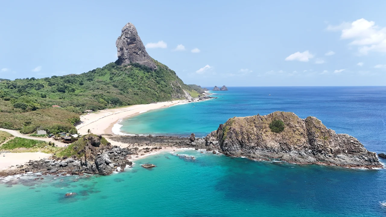 Brezilya Fernando de Noronha’da Morro do Pico ve turkuaz kıyı
