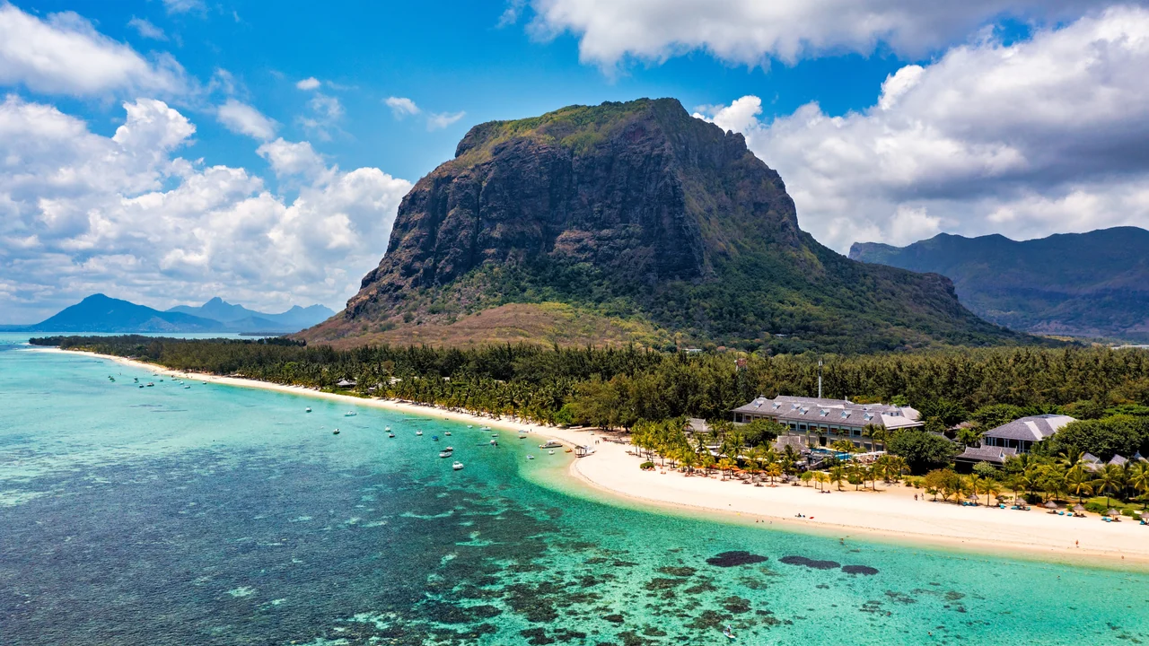 Mauritius’ta Le Morne Brabant dağı, beyaz kumlu kıyı ve turkuaz lagün