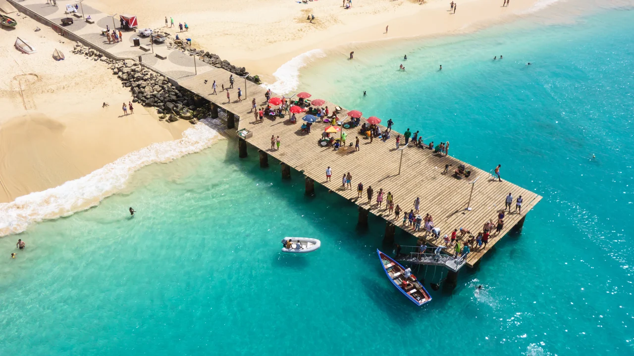 Cape Verde Sal Adası’nda Santa Maria plajı, iskelesi ve turkuaz deniz