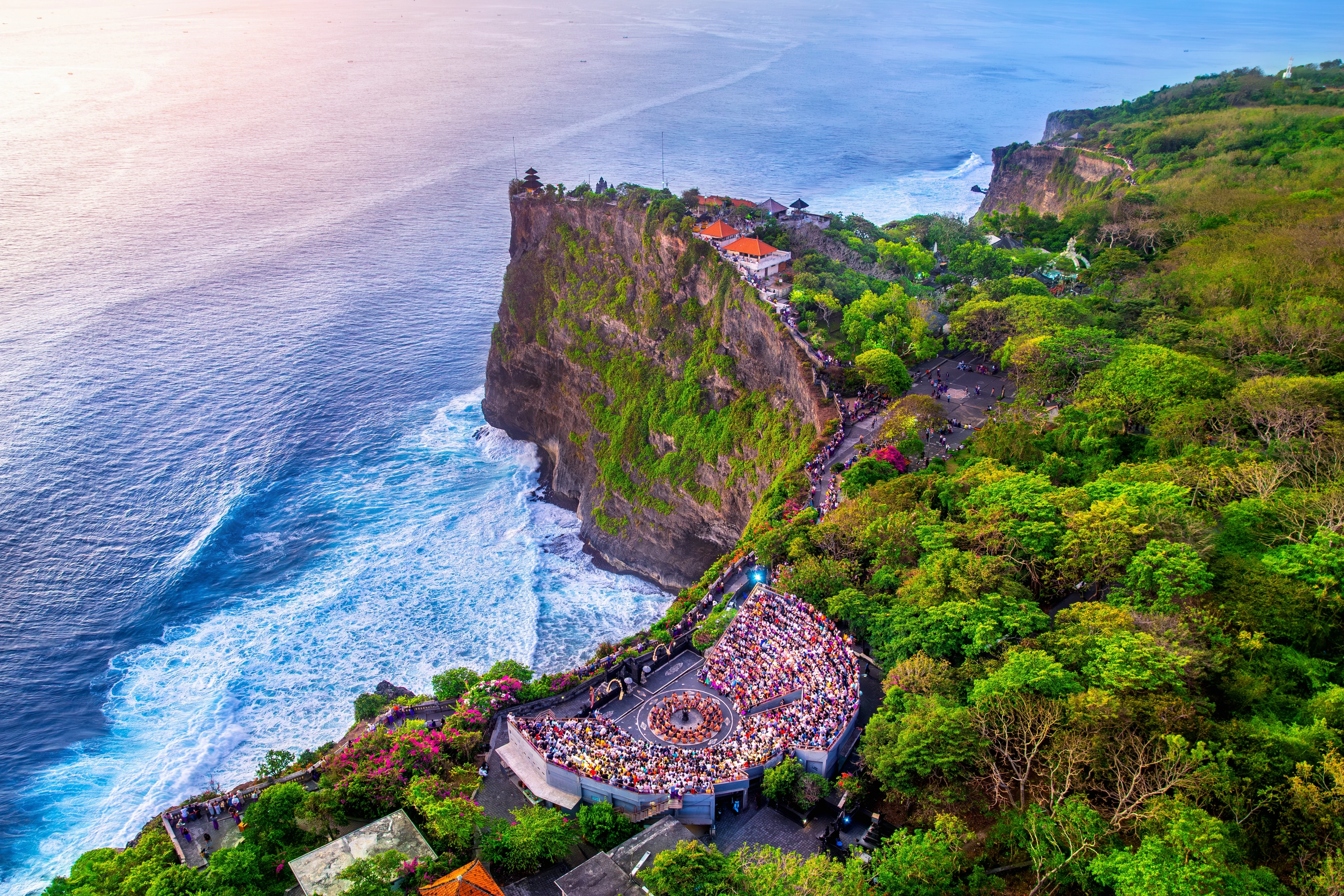 Bali’de Uluwatu Tapınağı ve okyanus kıyısındaki kayalıkların havadan görünümü